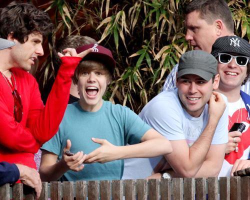 justin bieber v zoo ja sem jeho kamoska