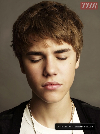 Justin se zavřenýma očkama :D a je moooc roztomilej :D :*