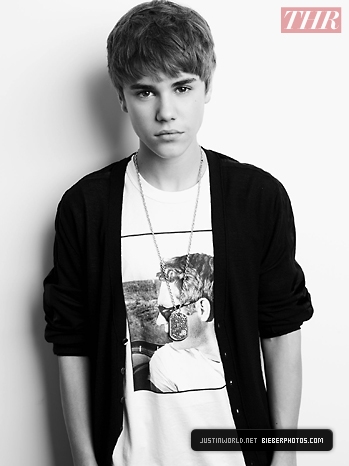 Tady Justin nevypadá už jako malý dítě jako před rokem a něco ale už jako nádhernej vyspělej chlap :D je to sexouš miluju ho!!! :*** :)