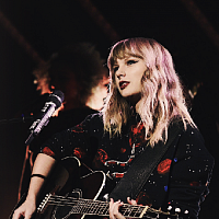 https://img.karaoketexty.cz/img/artists/13618/thumb/taylor-swift-610234-w200.jpg