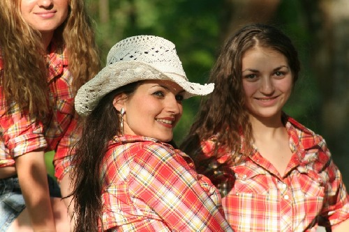 Country sisters. Группа Кантри Систерс. Кантри сестры 2022. Петрис Country sisters.