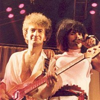 Freddie Mercury a John Deacon