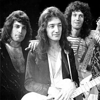 Zleva Freddie Mercury, John Deacon, Brian May a Roger Taylor