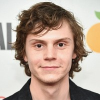 evan-peters-11175.jpg