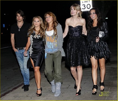 demi jde na ples s: miley,emily,jakem a s taylor